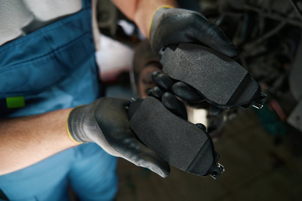 Skilled,Auto,Mechanic,Replacing,Car,Braking,System,Parts